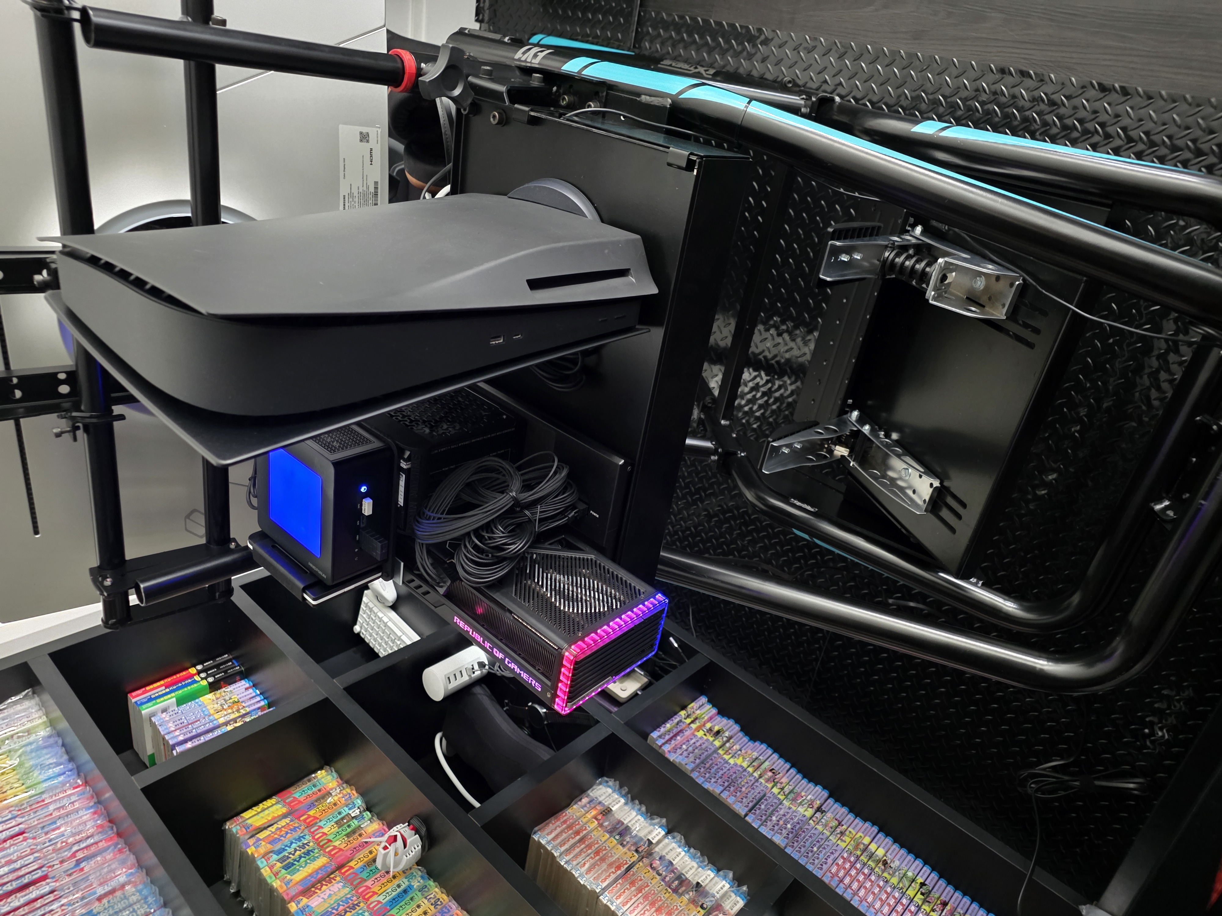 Os consoles montados na estrutura: PS5 com Darkplates, Minisforum UX790 Pro, eGPU com RTX 4090