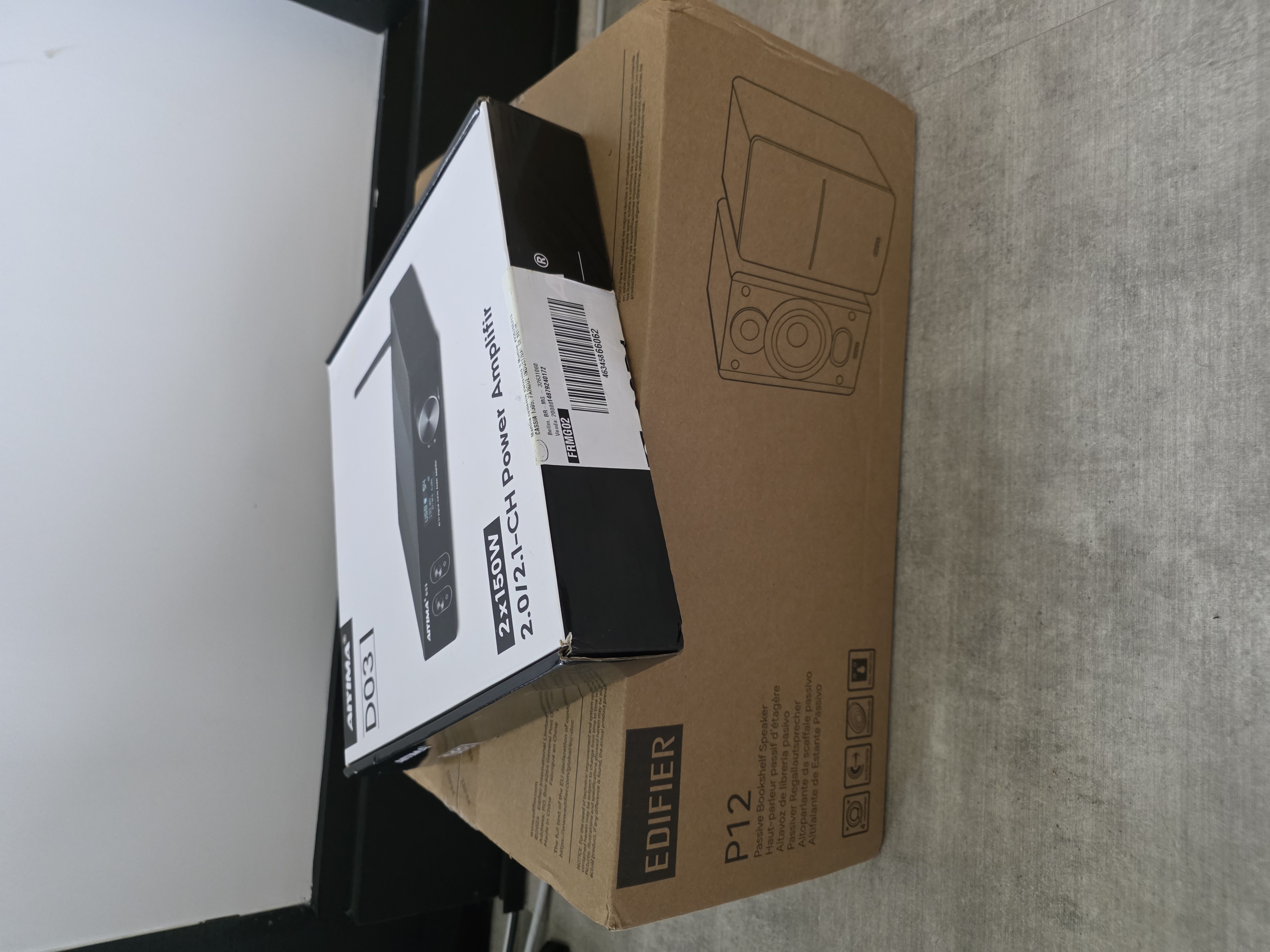 Os equipamentos de áudio — caixa do Aiyima D03 e do Edifier P12