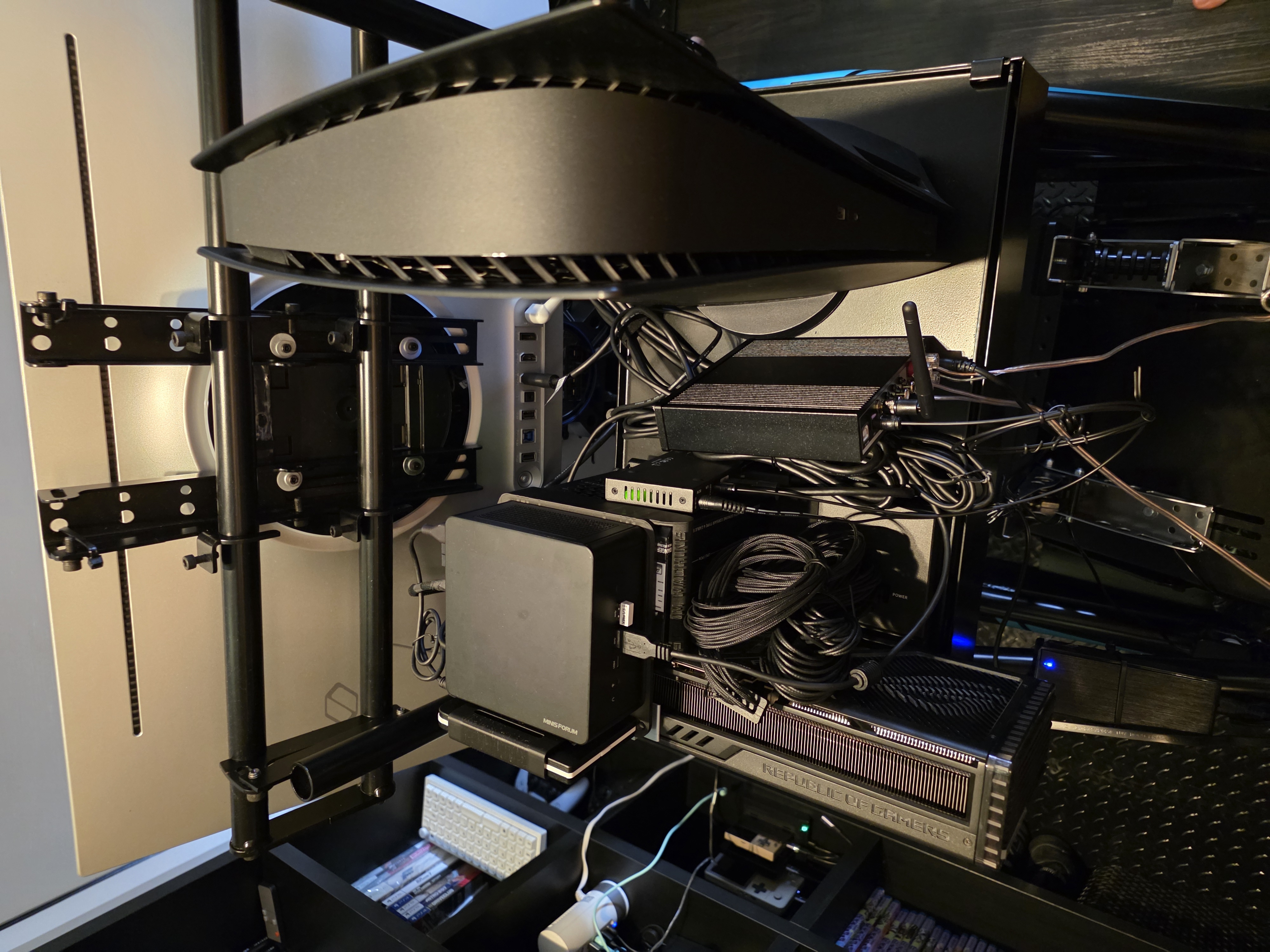 Close-up dos consoles e cabeamento