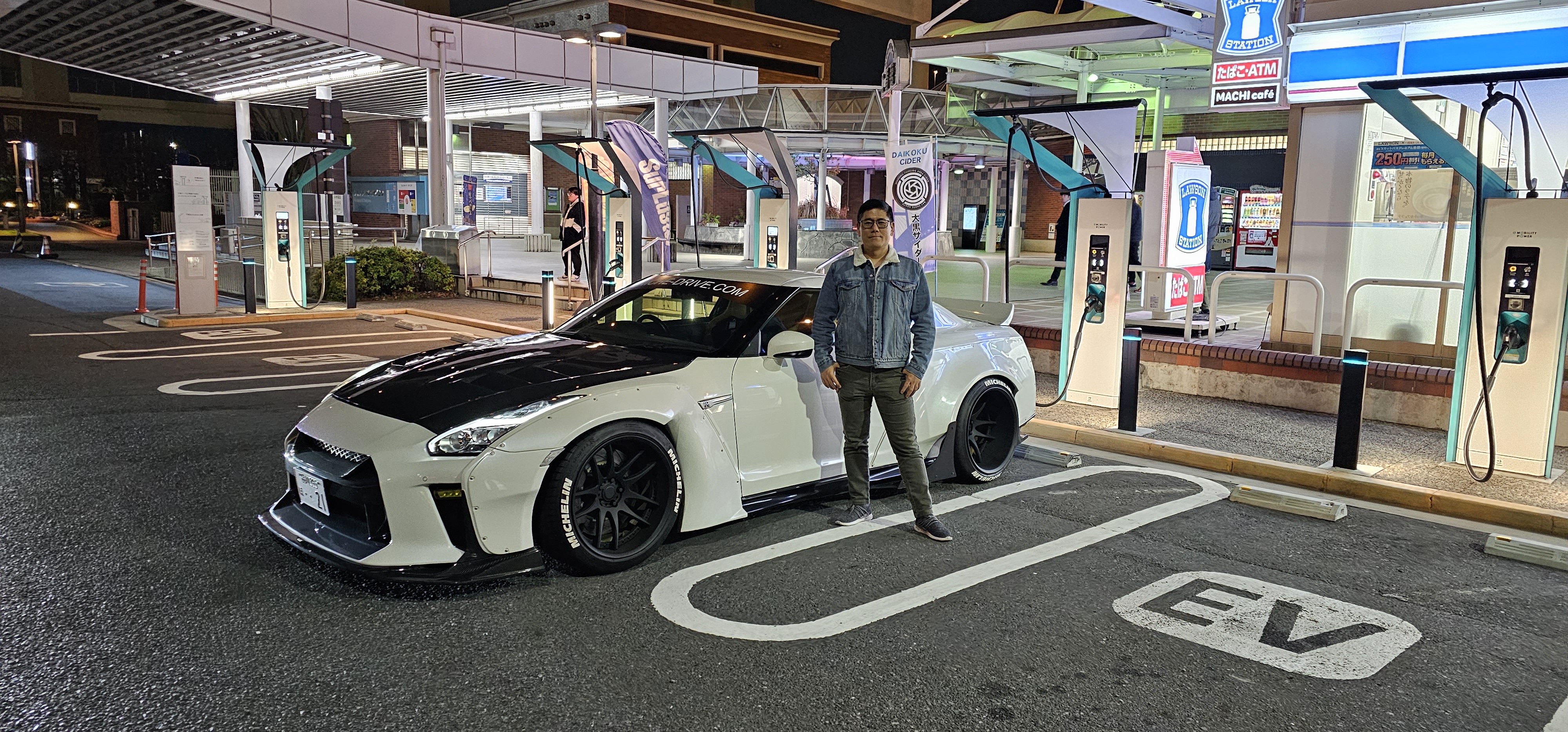 Na Daikoku PA com um GT-R modificado