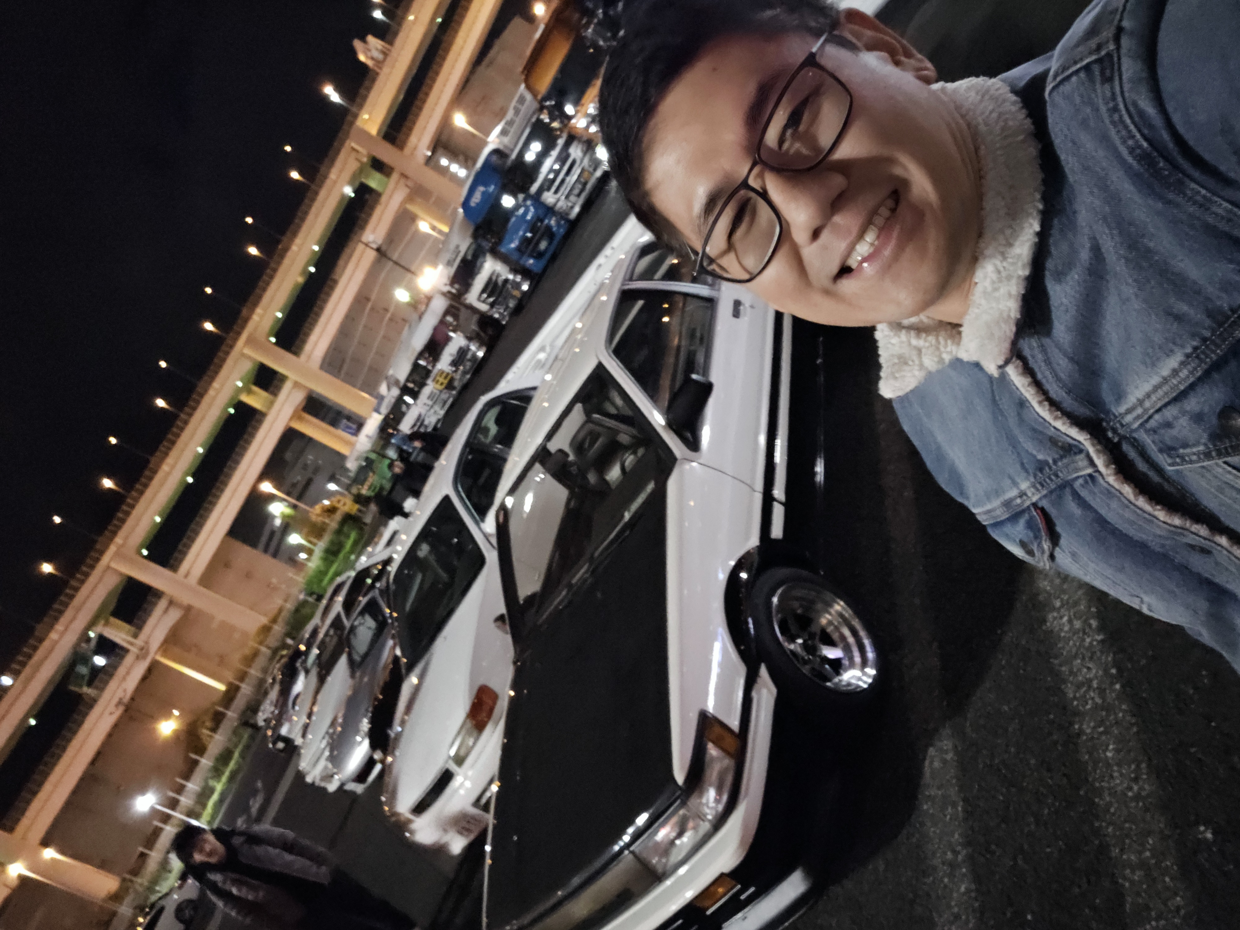 Com um AE86 Trueno na Daikoku PA — o carro do Takumi