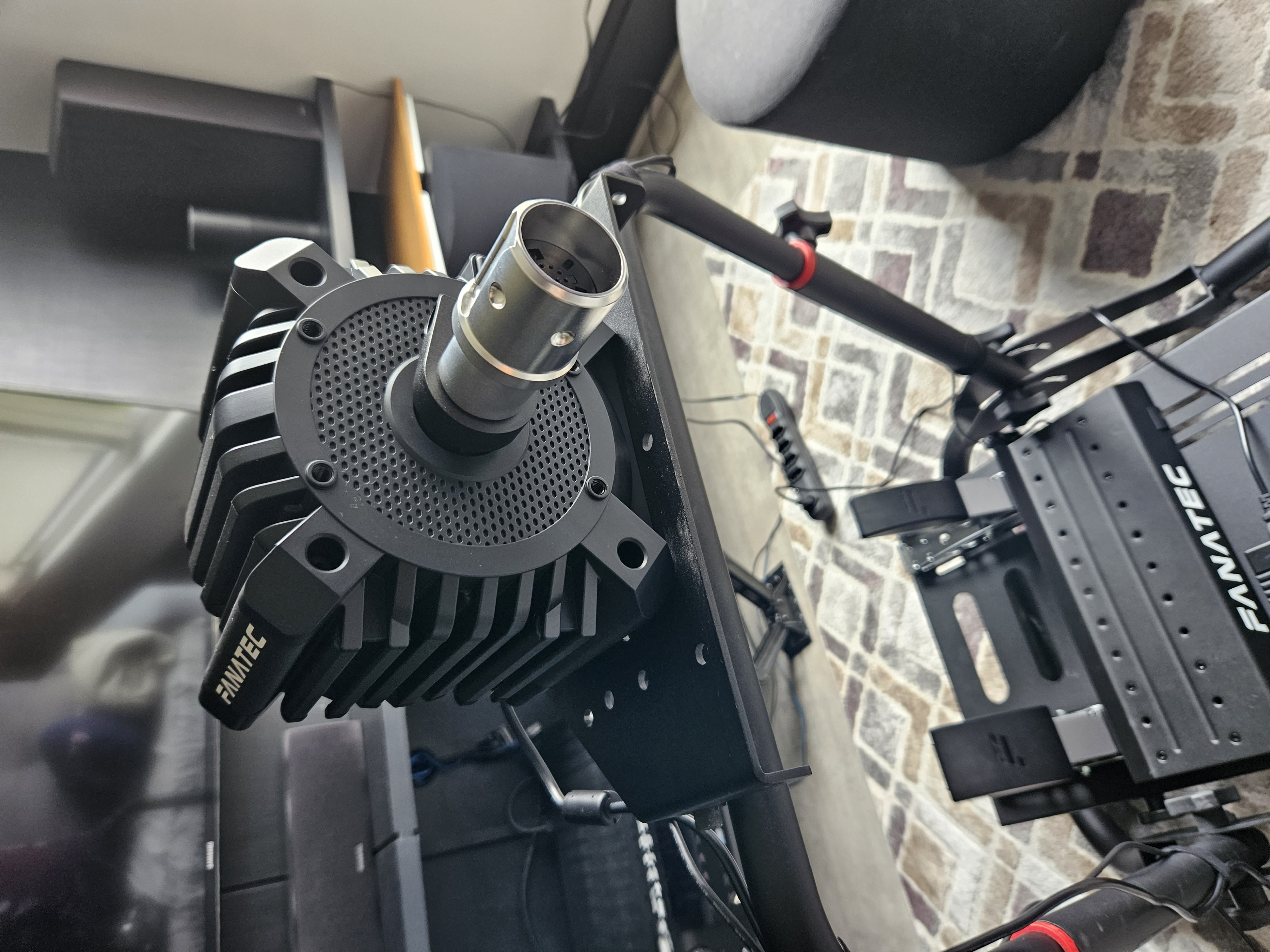 Close-up do motor Fanatec CSL DD direct drive