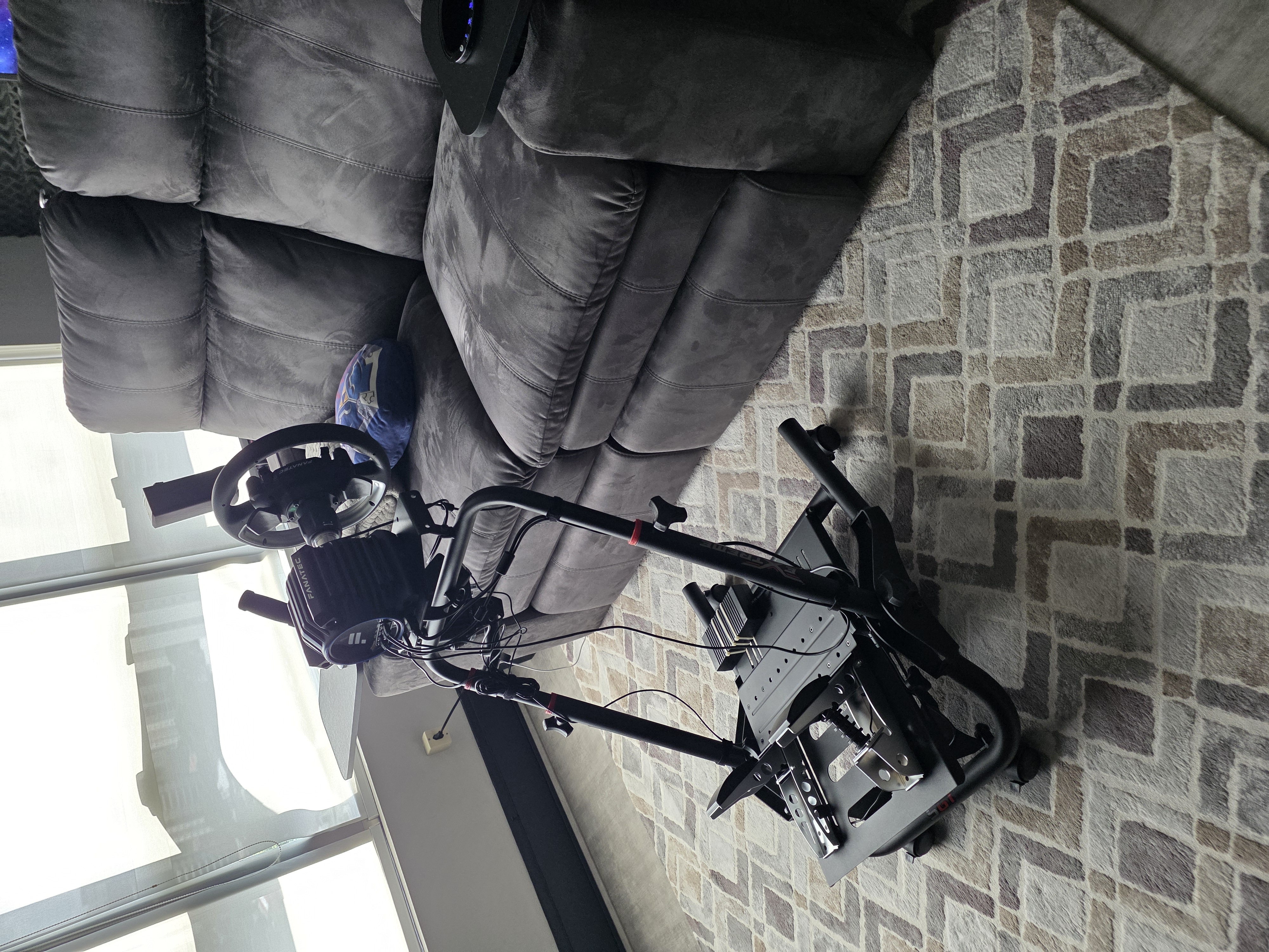 O problema: sofá VIP alto demais pro suporte — gambiarra total