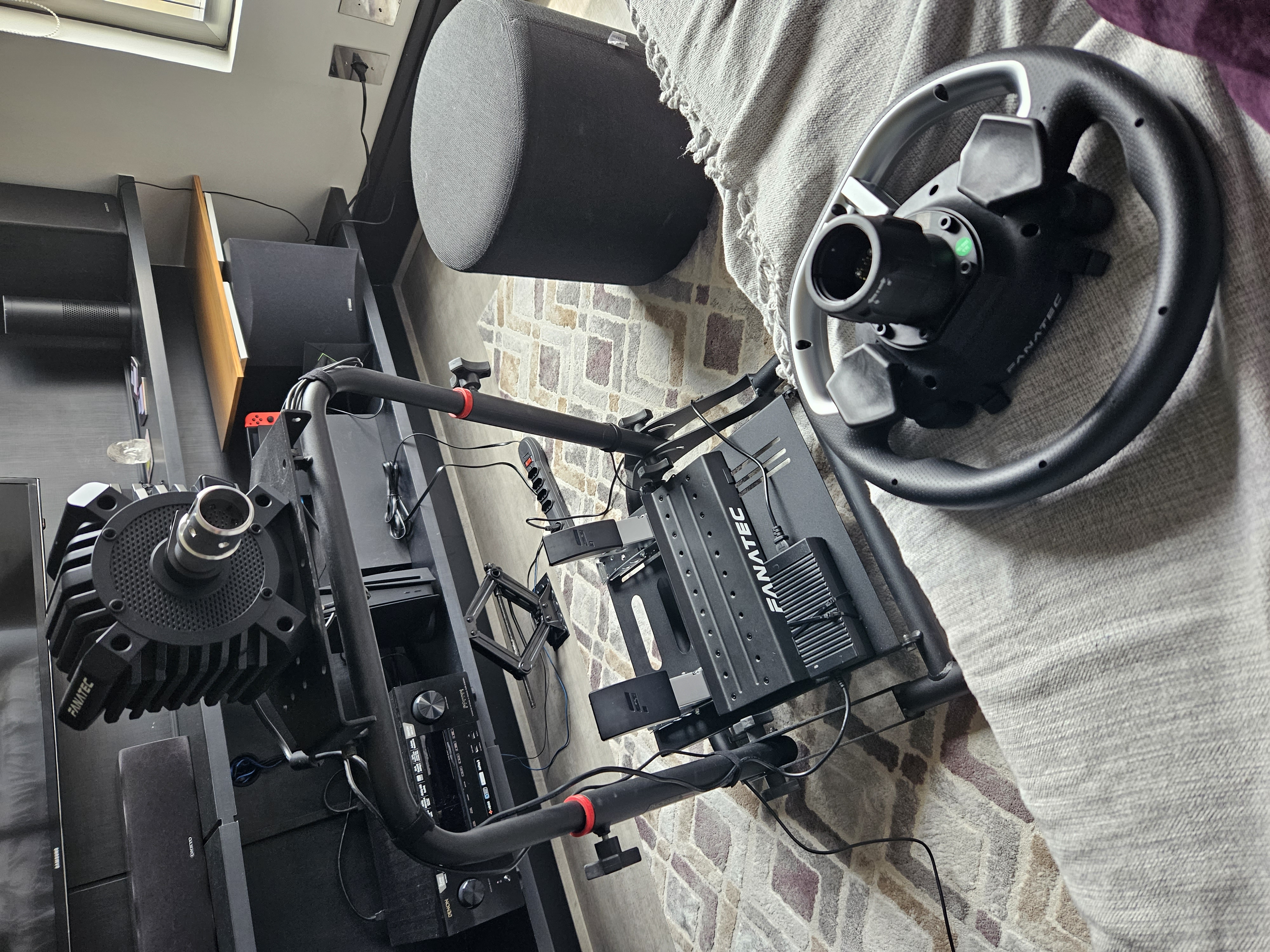 O Fanatec CSL DD no suporte SXT V2 — poderoso demais pro suporte aguentar