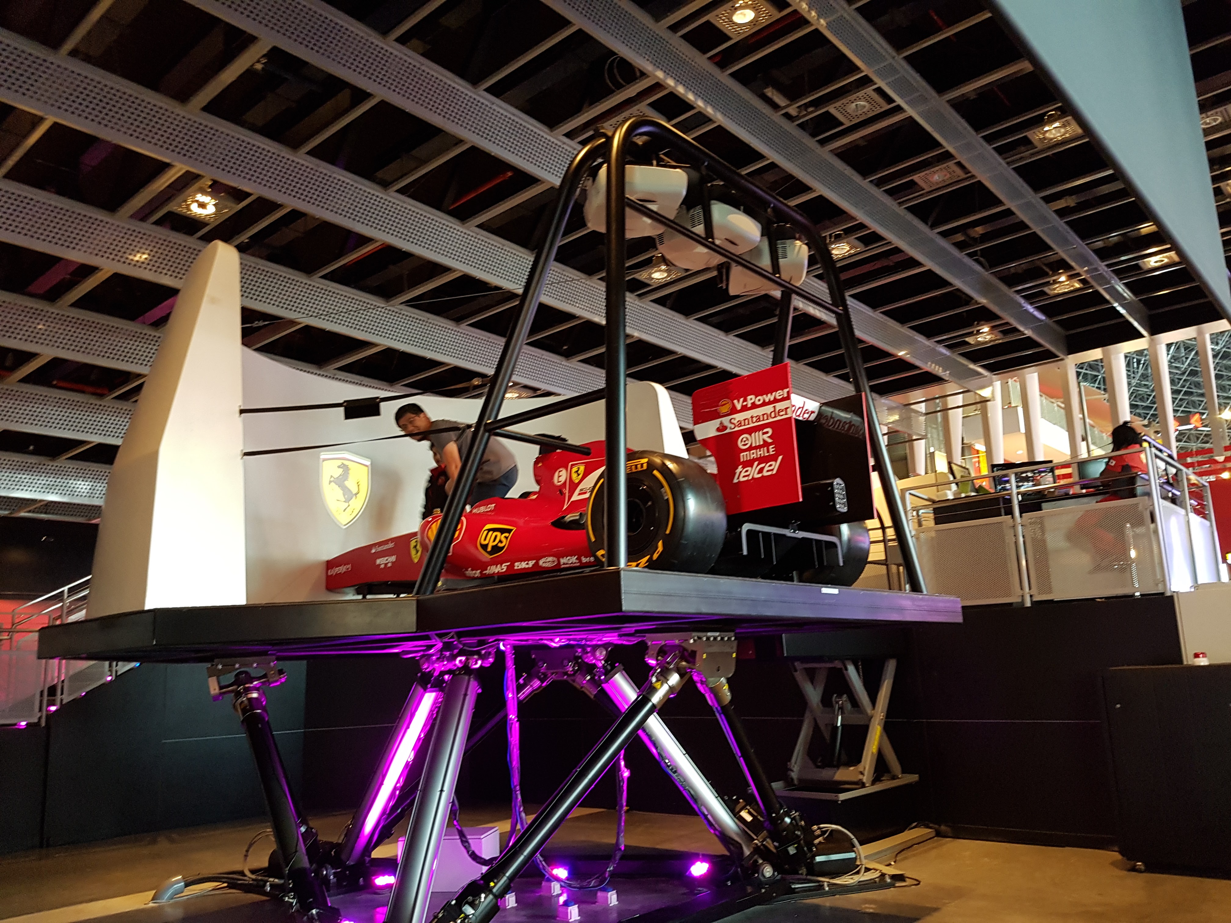 Simulador de F1 com plataforma hidráulica no Ferrari World em Abu Dhabi