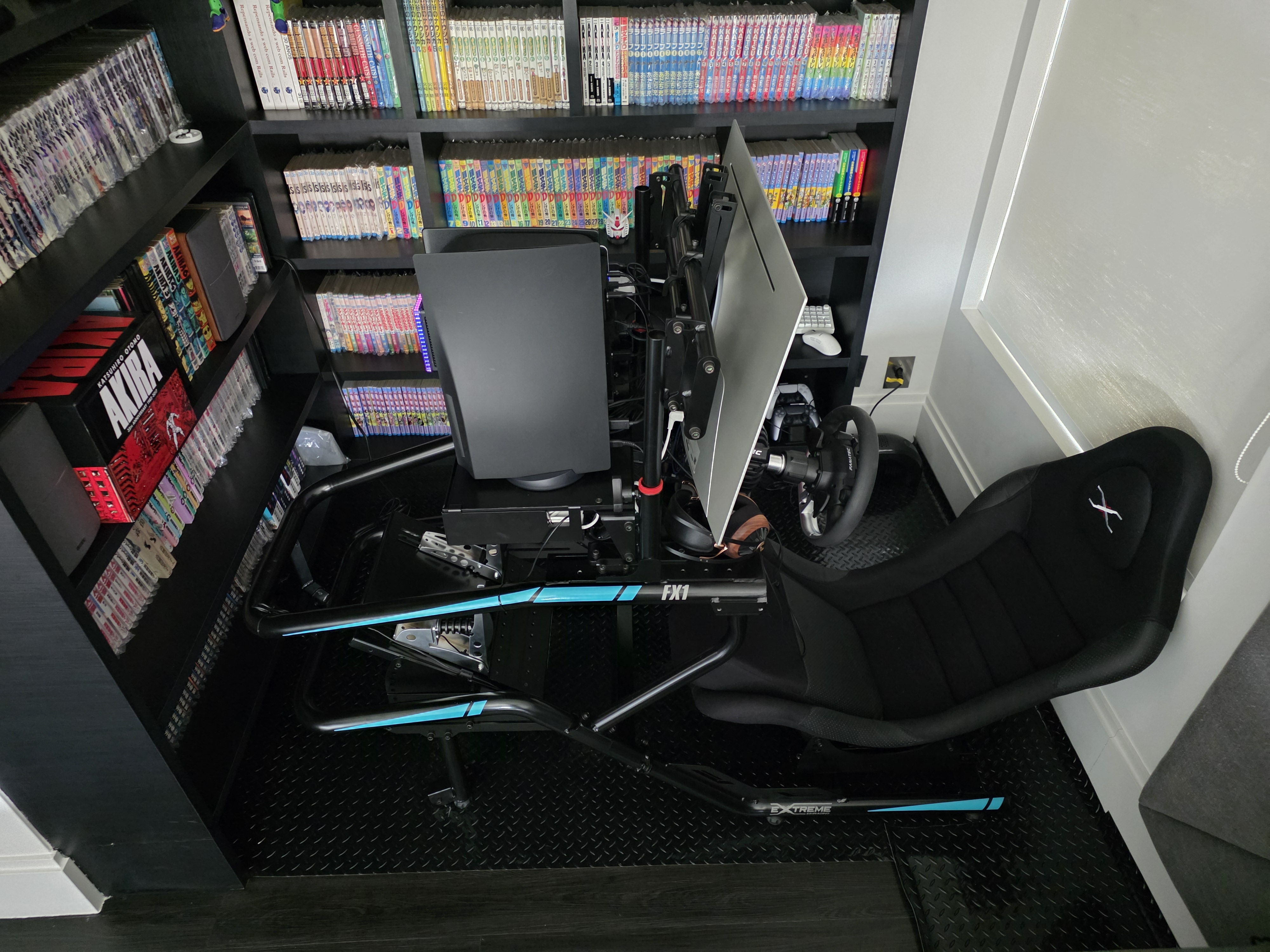 Vista lateral do cockpit completo — entre as estantes de mangá