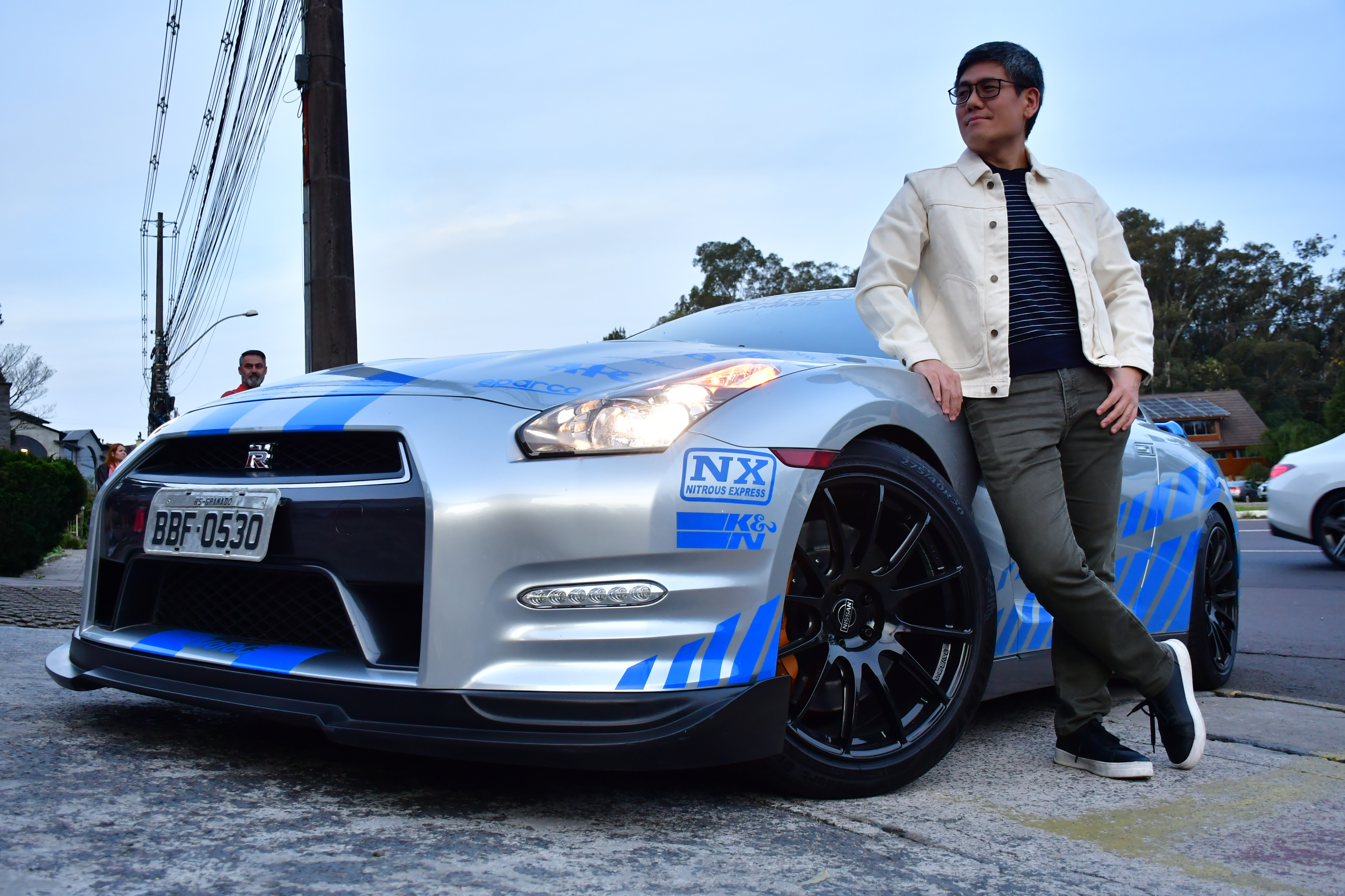 Com um GT-R em Gramado