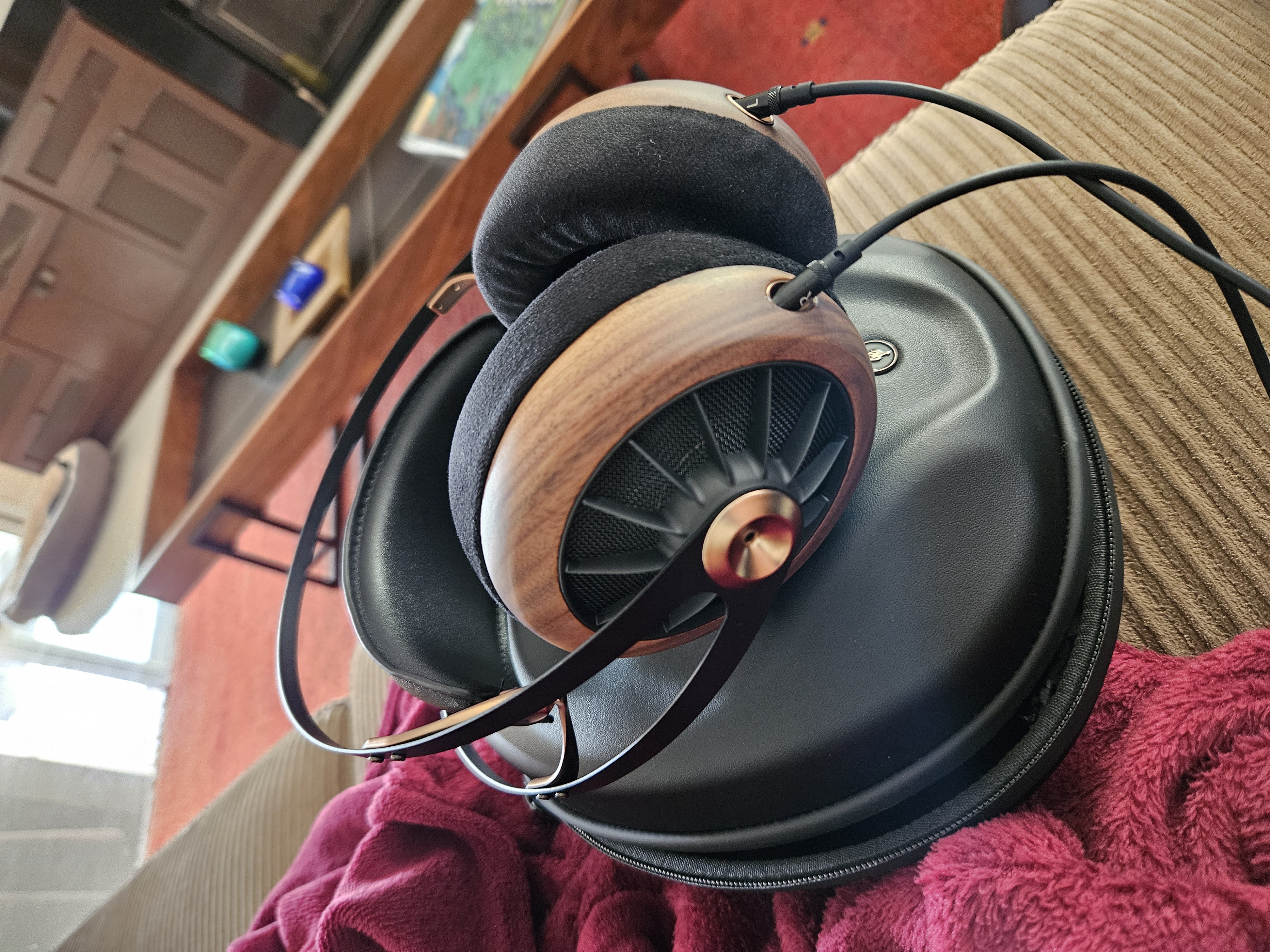 Meze 109 Pro — madeira de nogueira, som audiófilo