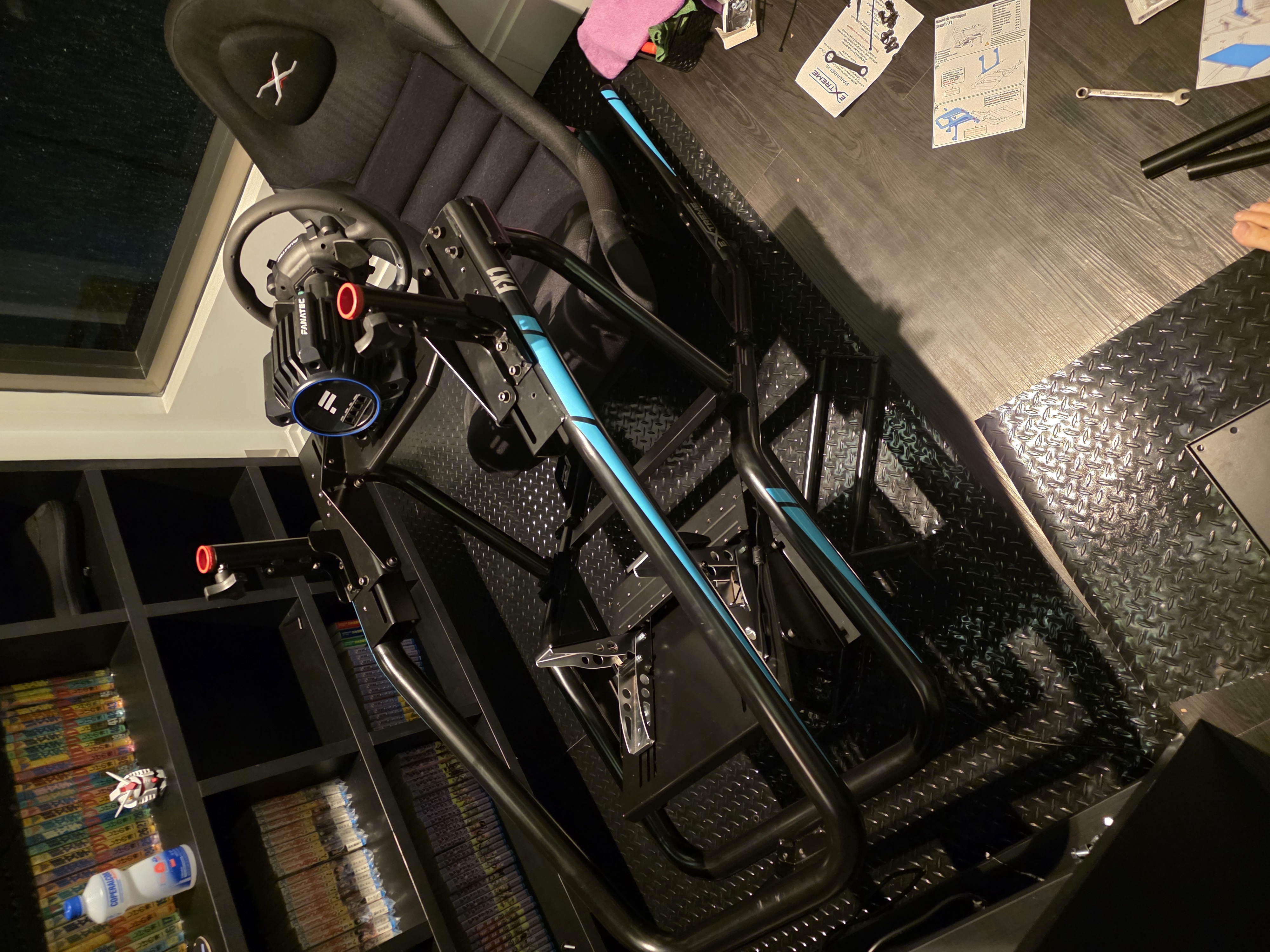 Estrutura quase completa — banco, suporte do volante, pedais