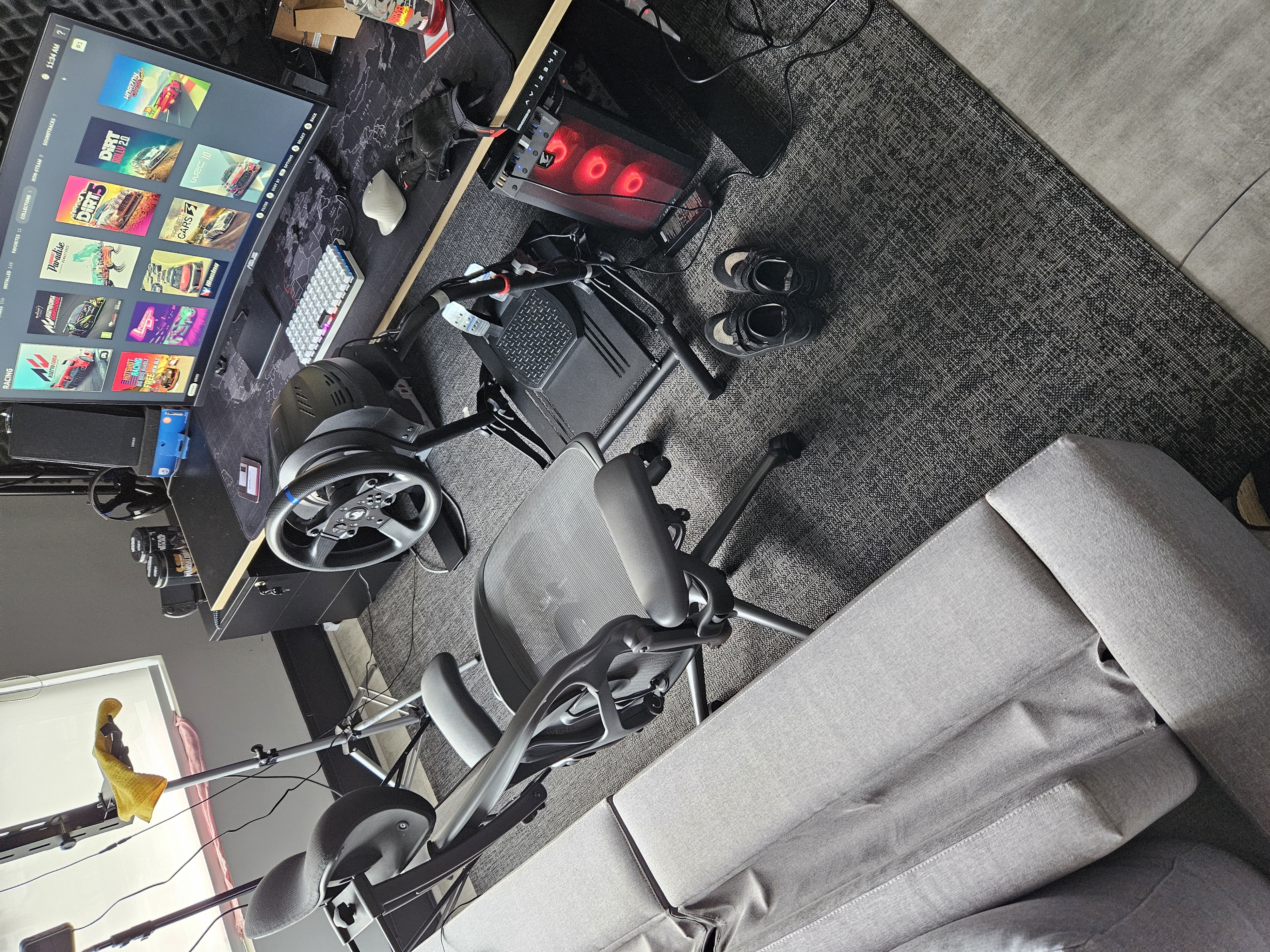 O Thrustmaster na frente do PC desktop — funcional mas trabalhoso