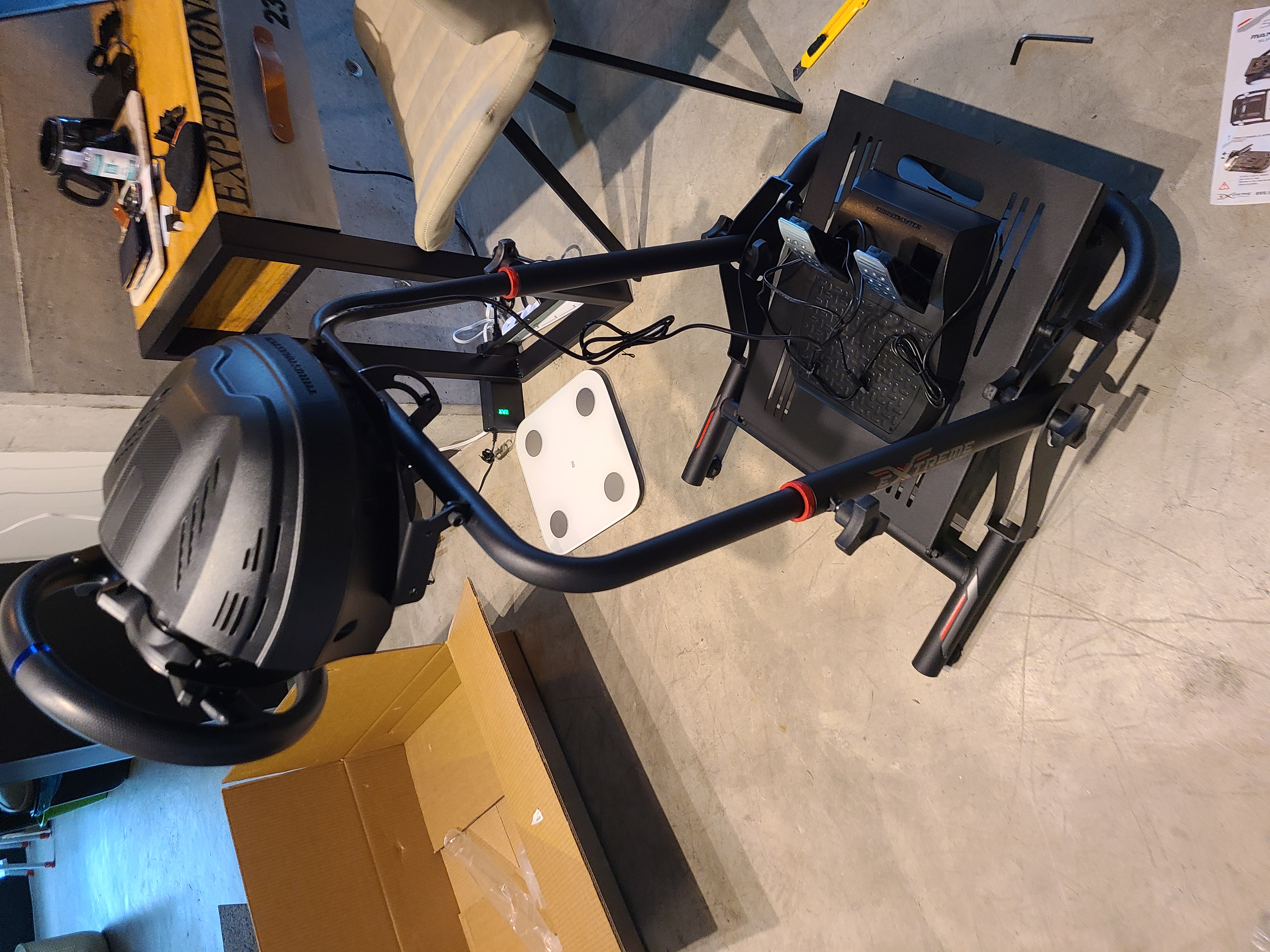 O Thrustmaster T300RS montado no suporte SXT V2