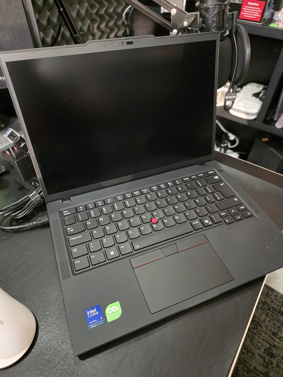Thinkpad T14 Gen 6 aberto, tela desligada, mostrando o teclado e o selo do Intel Core Ultra 5