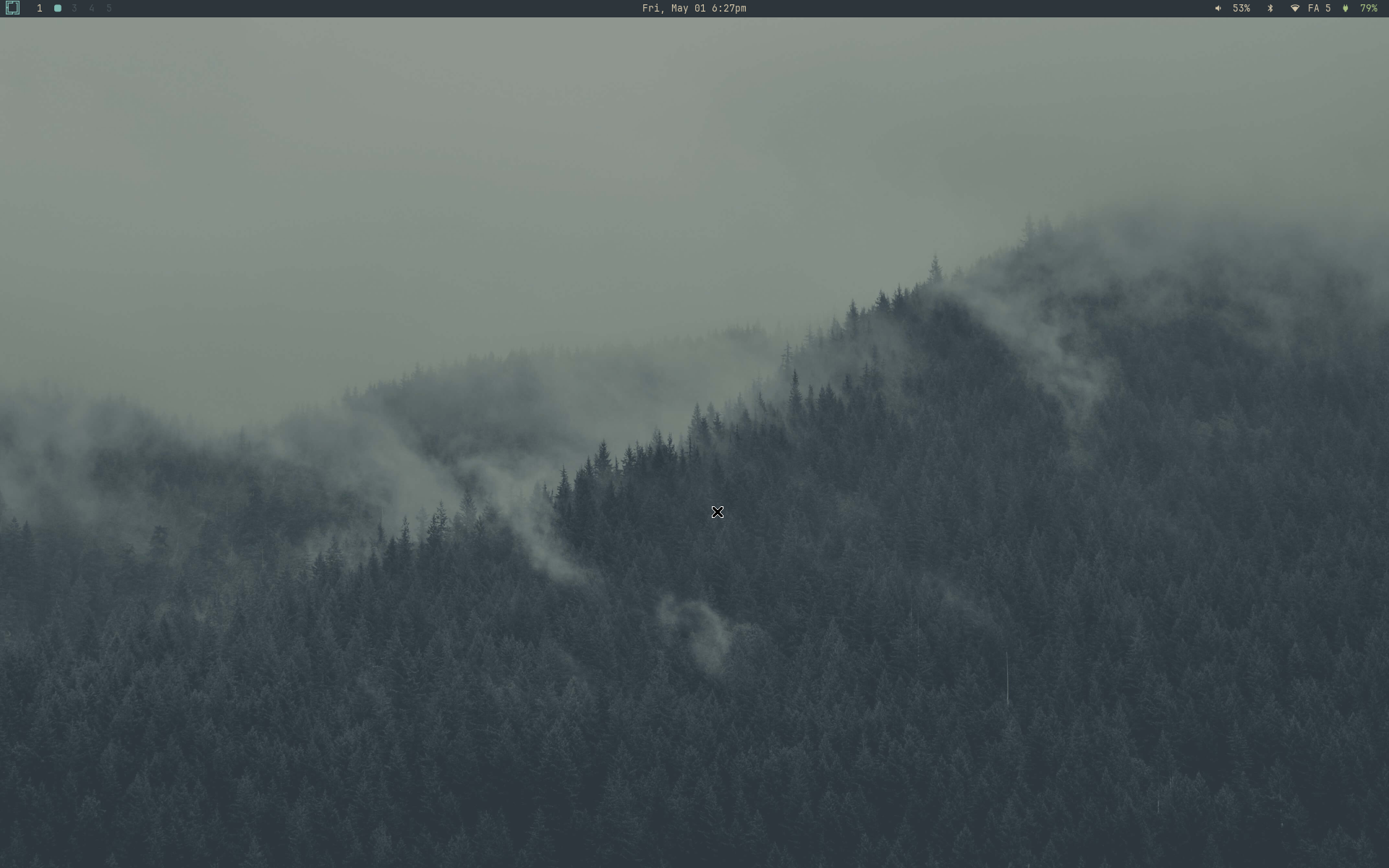 Tema Everforest: tons de verde-musgo, wallpaper de copa de árvores enevoada