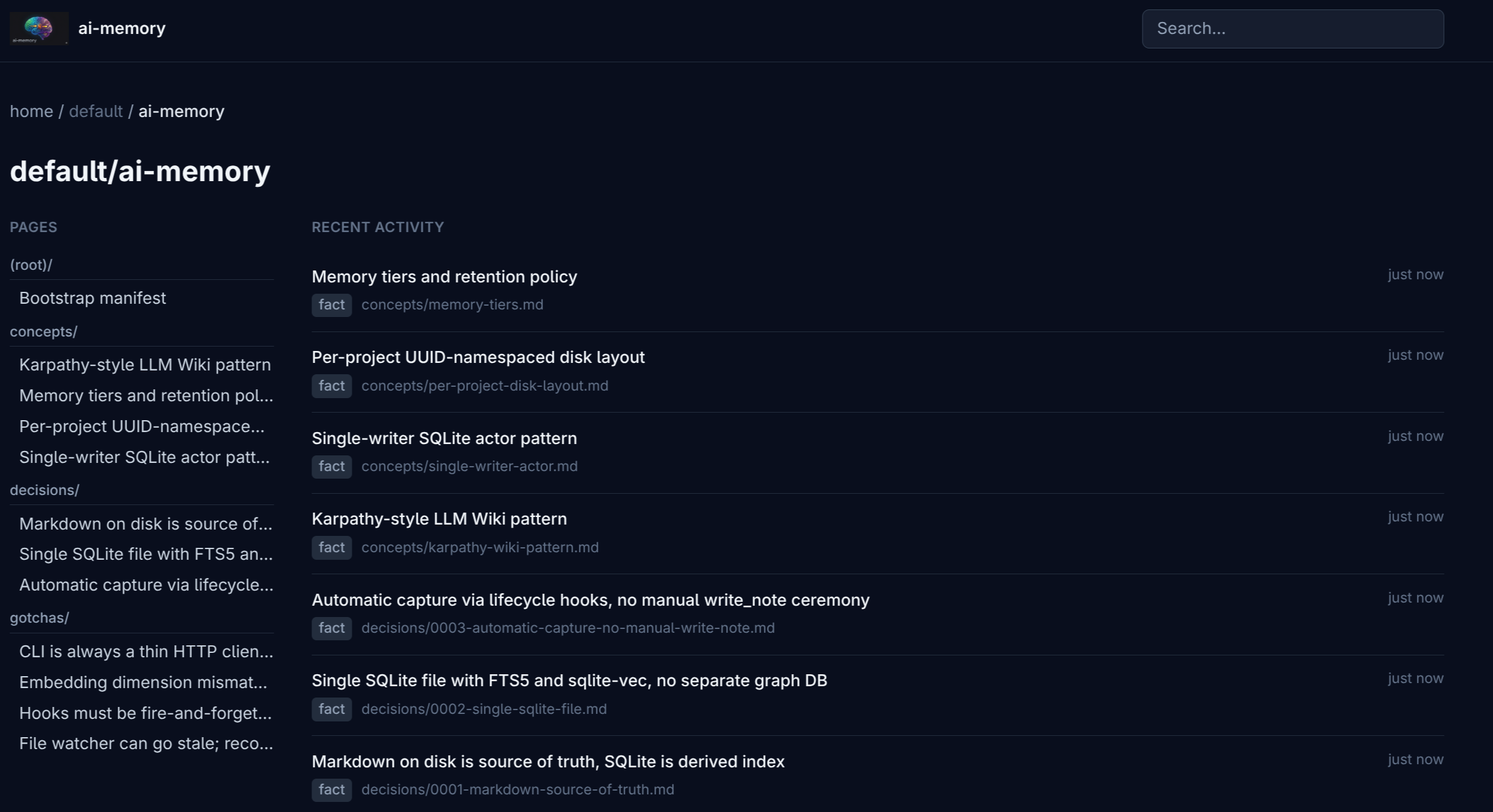 Página de projeto ai-memory: sidebar à esquerda com árvore agrupada por tipo (concepts/, decisions/, gotchas/), coluna direita lista atividade recente com badges de kind (fact, decision) e timestamps relativos.