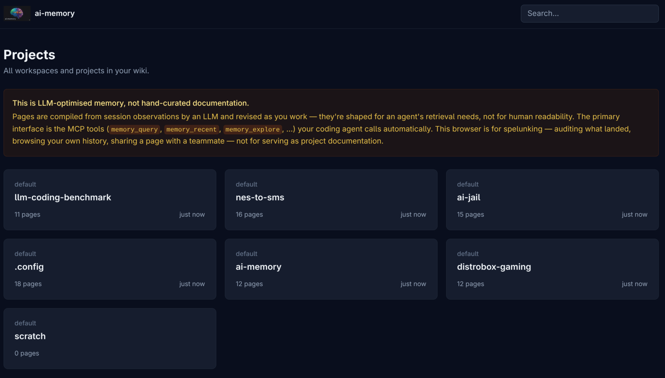 Homepage do /web do ai-memory: cards de projeto (llm-coding-benchmark, nes-to-sms, ai-jail, .config, ai-memory, distrobox-gaming, scratch) cada um com contagem de páginas e “just now”, banner laranja avisando que é memória otimizada pra LLM, não documentação curada.