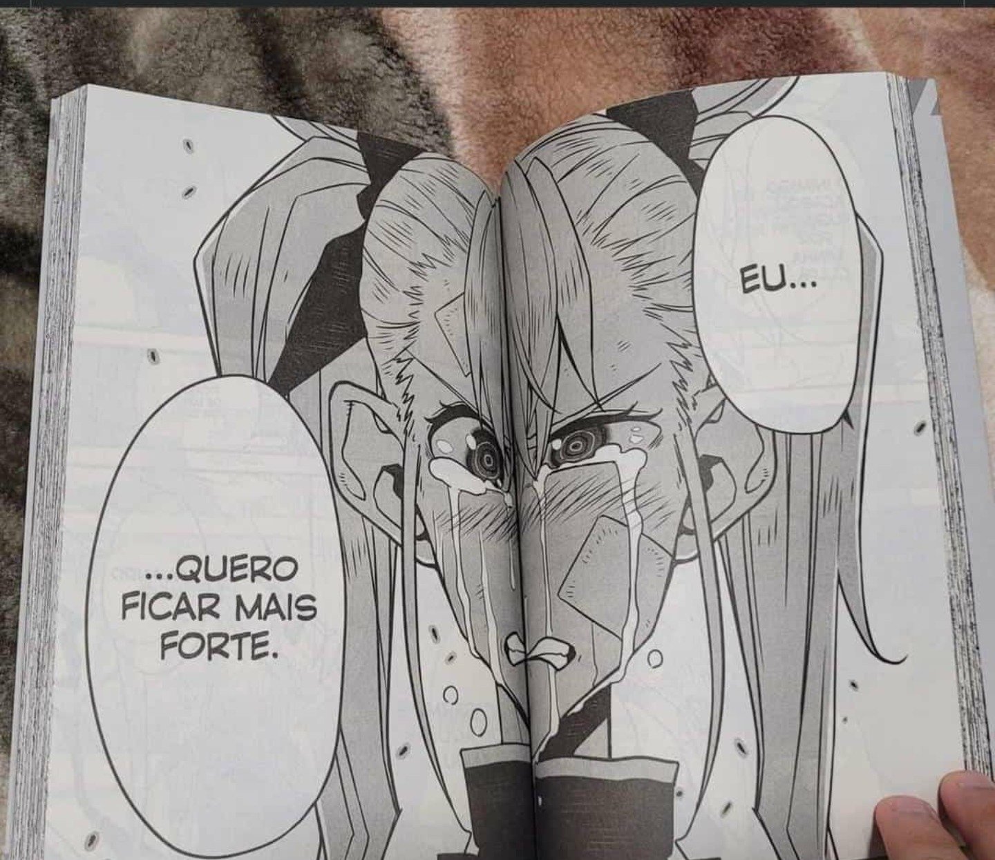 Paperback de Kaiju No. 8 aberto numa página dupla da Kikoru, com a arte sendo engolida e distorcida pela lombada no centro.