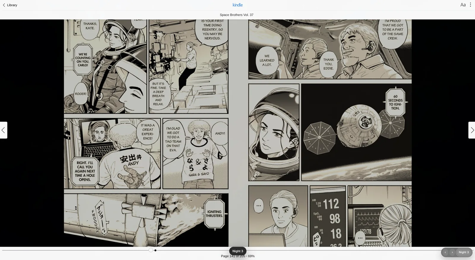 Kindle Web Reader com a barra discreta do Prettify Manga Reader no canto inferior direito, mostrando o botão de Night ativo pra suavizar a página de mangá.
