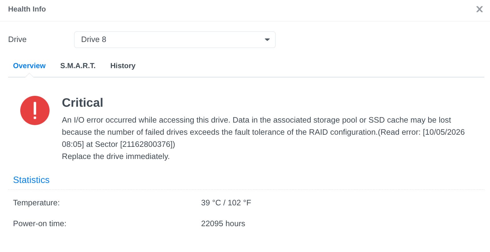 Disco 8 do Synology em estado crítico, com erro de leitura e a mensagem de que o número de discos com falha excede a tolerância do RAID