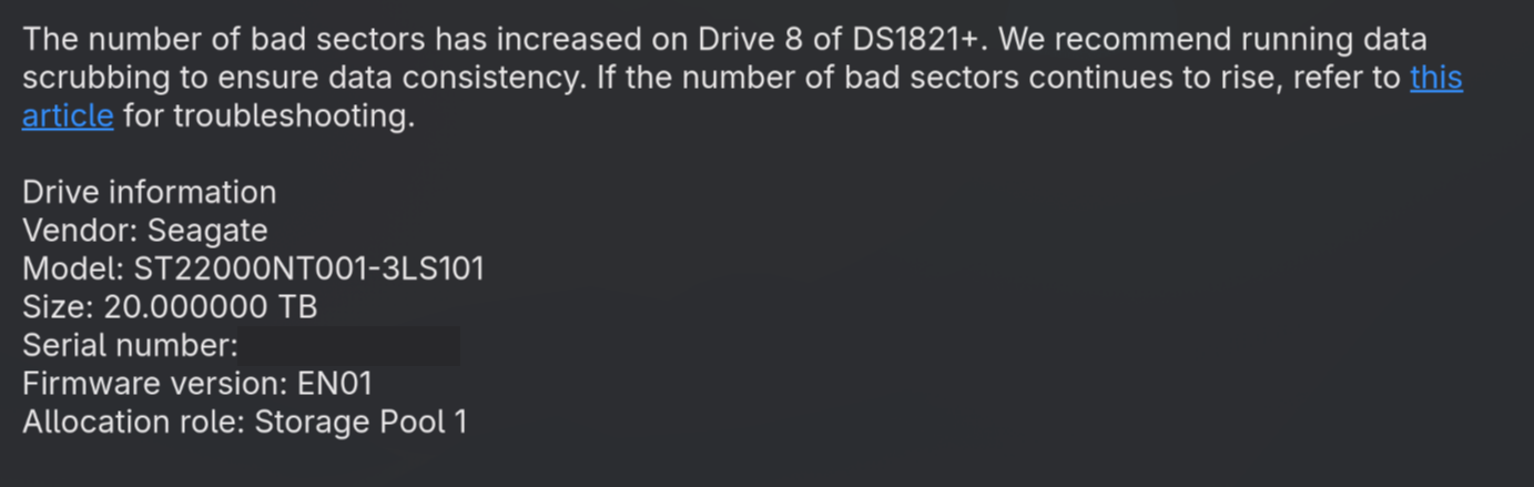 E-mail do Synology avisando que o número de setores ruins aumentou no disco 8, um Seagate ST22000NT001