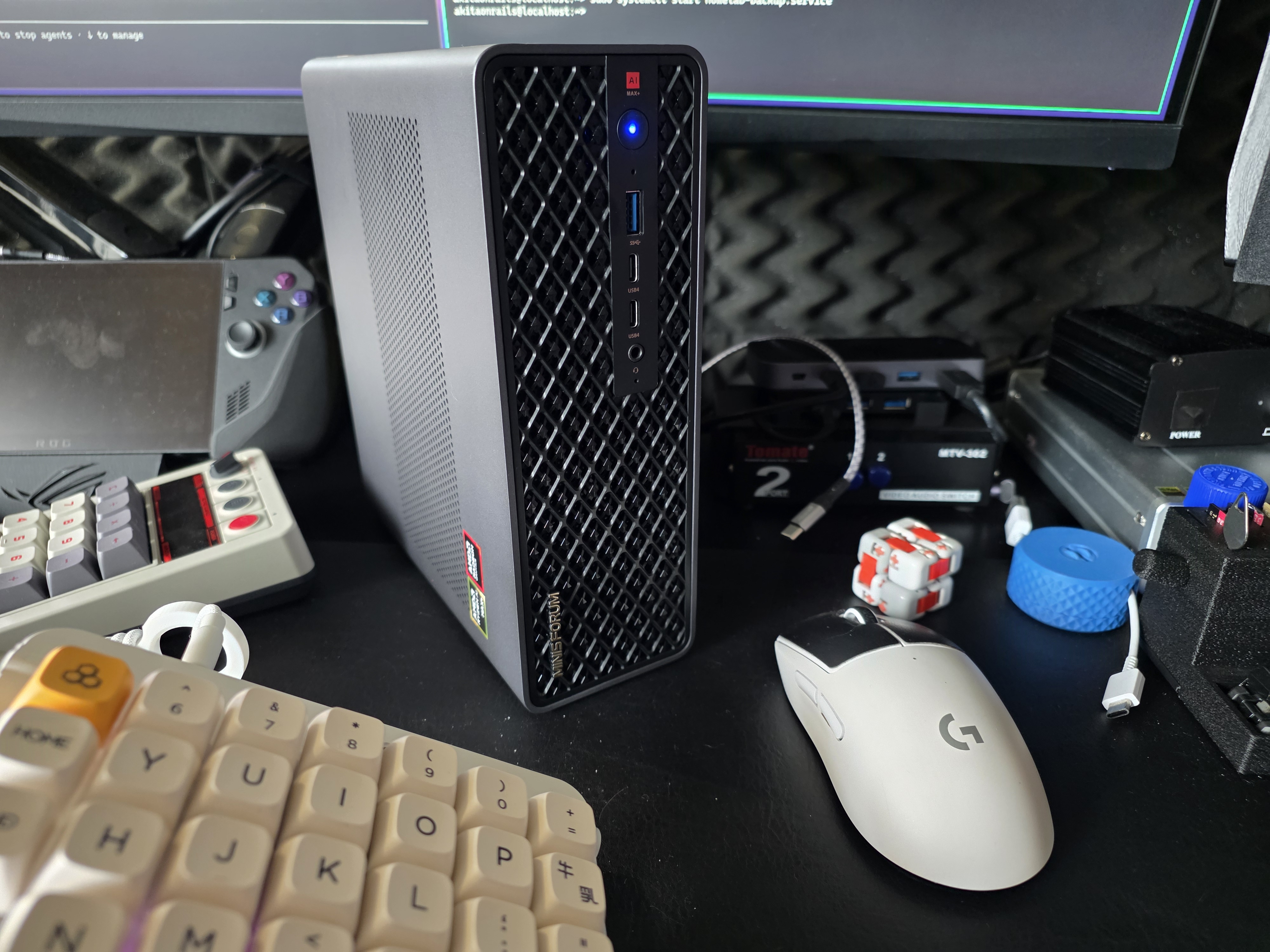 Minisforum MS-S1 Max na mesa