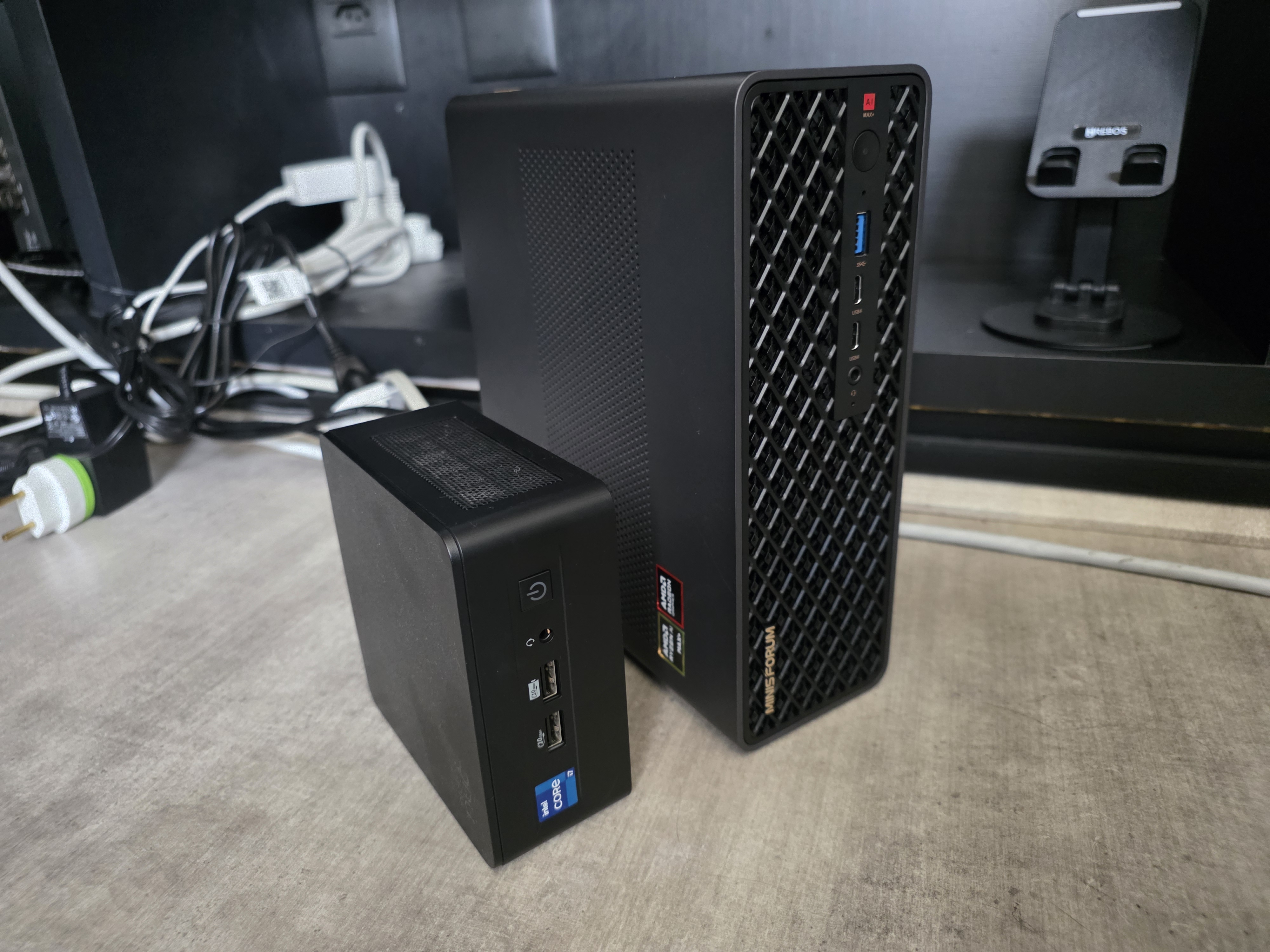 Comparação: Intel NUC (esquerda) vs Minisforum MS-S1 Max (direita)